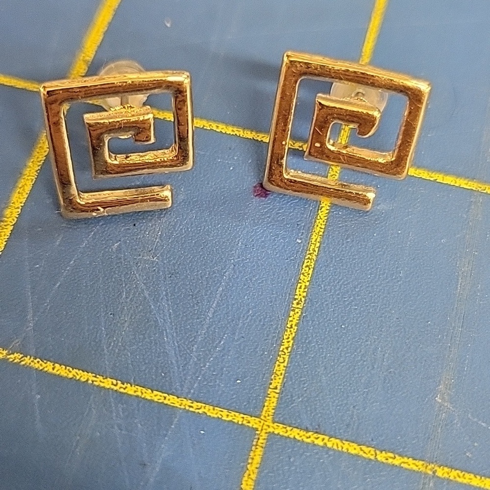 Design Gold Tone Earrings